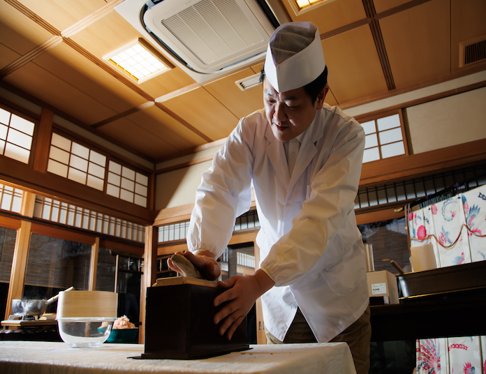 老舗料亭で学ぶおだしの技　- 削り節体験と季節の京会席 -