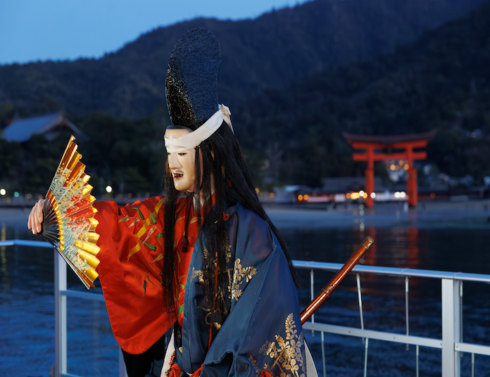 世界遺産嚴島神社の特別案内＆島内最古の寺院の特別参拝と宮島の夜景を借景とした洋上能楽鑑賞