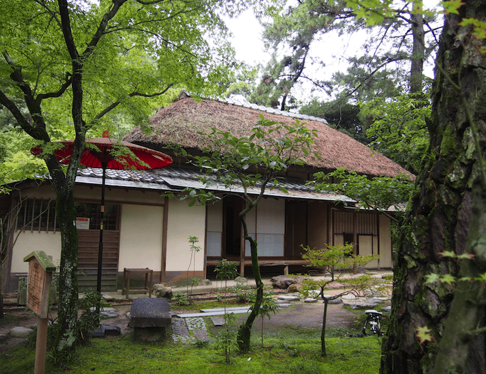 ―栗林公園の歴史ある茶室で体感する、讃岐和三盆づくりと菓子木型職人との奥深き語らい―